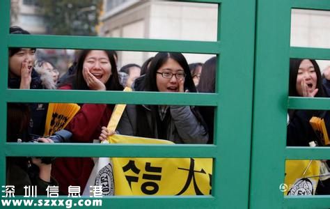 韩国高考拉开帷幕 学弟学妹为前辈祝福祈祷 