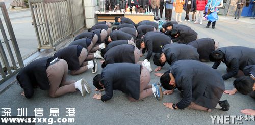 韩国高考拉开帷幕 学弟学妹下跪送考生