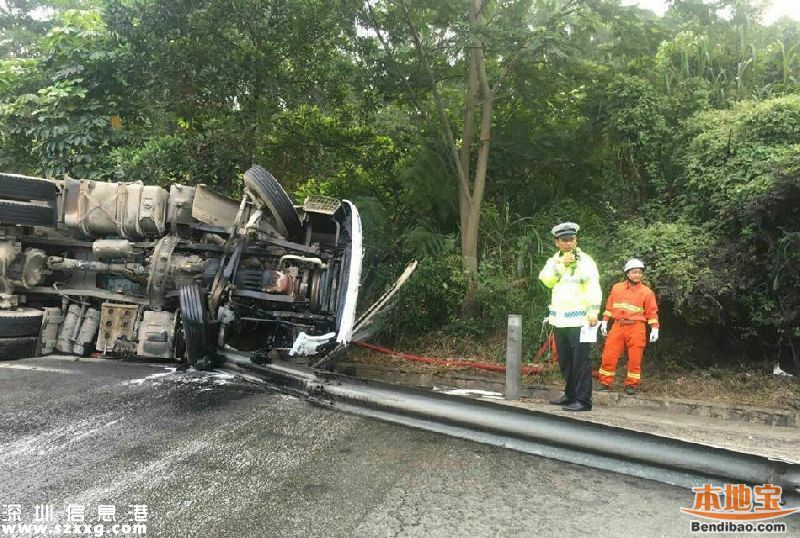 深圳机荷高速一10米长的货柜车侧翻 司机遇难(图)