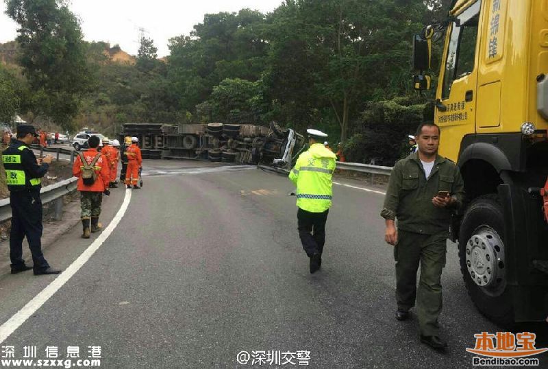 深圳机荷高速一10米长的货柜车侧翻 司机遇难(图)