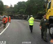 深圳机荷高速一10米长的货柜车侧翻 司机遇难