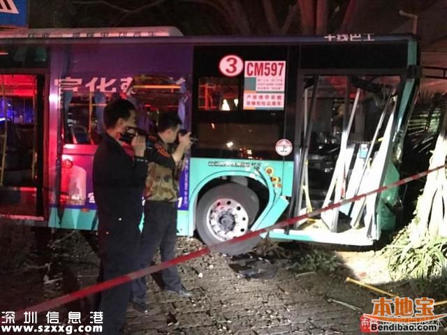 深圳公交车失控冲向人群 致1人死亡4车受损