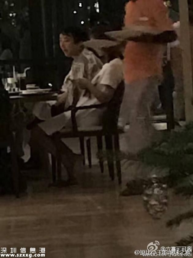 王思聪与神秘女共享晚餐