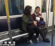 深圳一母女地铁上旁若无人饮食 全车厢人都走了