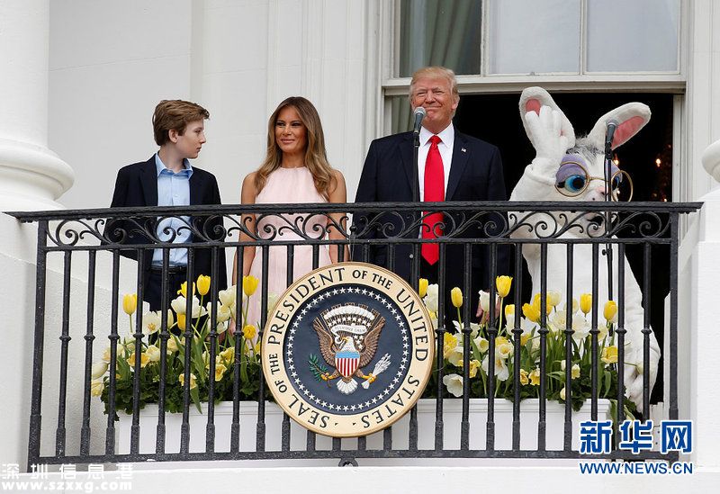 当地时间2017年4月17日，美国华盛顿，白宫举行第139届复活节彩蛋活动。在活动中的奏国歌环节，特朗普忘了右手抚在左胸上表示效忠，第一夫人梅拉尼娅及时提醒了他。白宫表示，预计将有21000人参加。首次白宫复活节滚彩蛋活动始于1878年，当时的总统拉瑟福德· 海斯邀请当地儿童在白宫南草坪滚彩蛋。图片来源：视觉中国