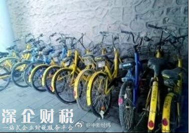 北京一河段放水浮出30余辆共享单车 车身长满绿毛