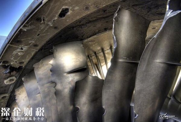 老人朝飞机发动机撒硬币 如果启动后果怎样？