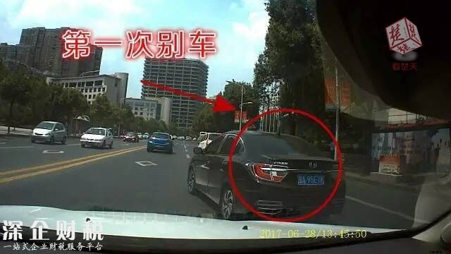 男子嫌前车礼让行人影响行驶 超车后走S步9次别车