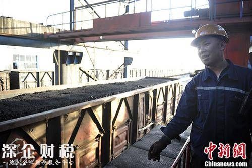 山西汾西煤矿货运站一列满载即将外销煤炭的列车。（资料图片） 中新社记者 韦亮 摄